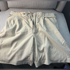Men’s Tommy Bahama shorts size 34. Excellent used condition.